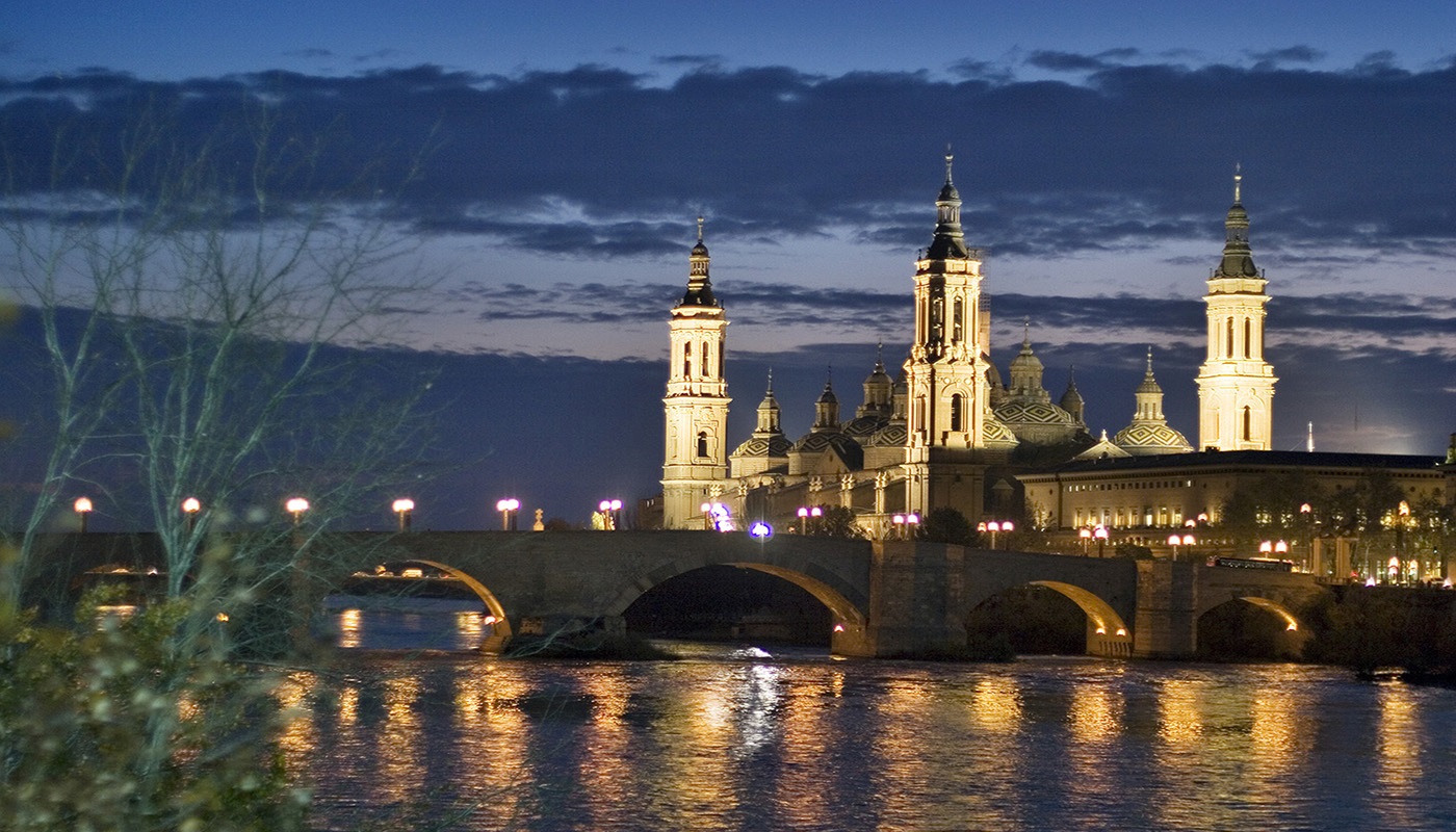 Vista nocturna Basílica del pilar con Ebro. (Daniel Marcos)