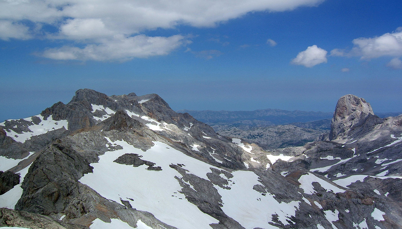 View from Pico Tesorero in direction north, on the left Torre de Cerredo, right Naranjo de Bulnes, in the background Sierra de Cuera and Costa Verde