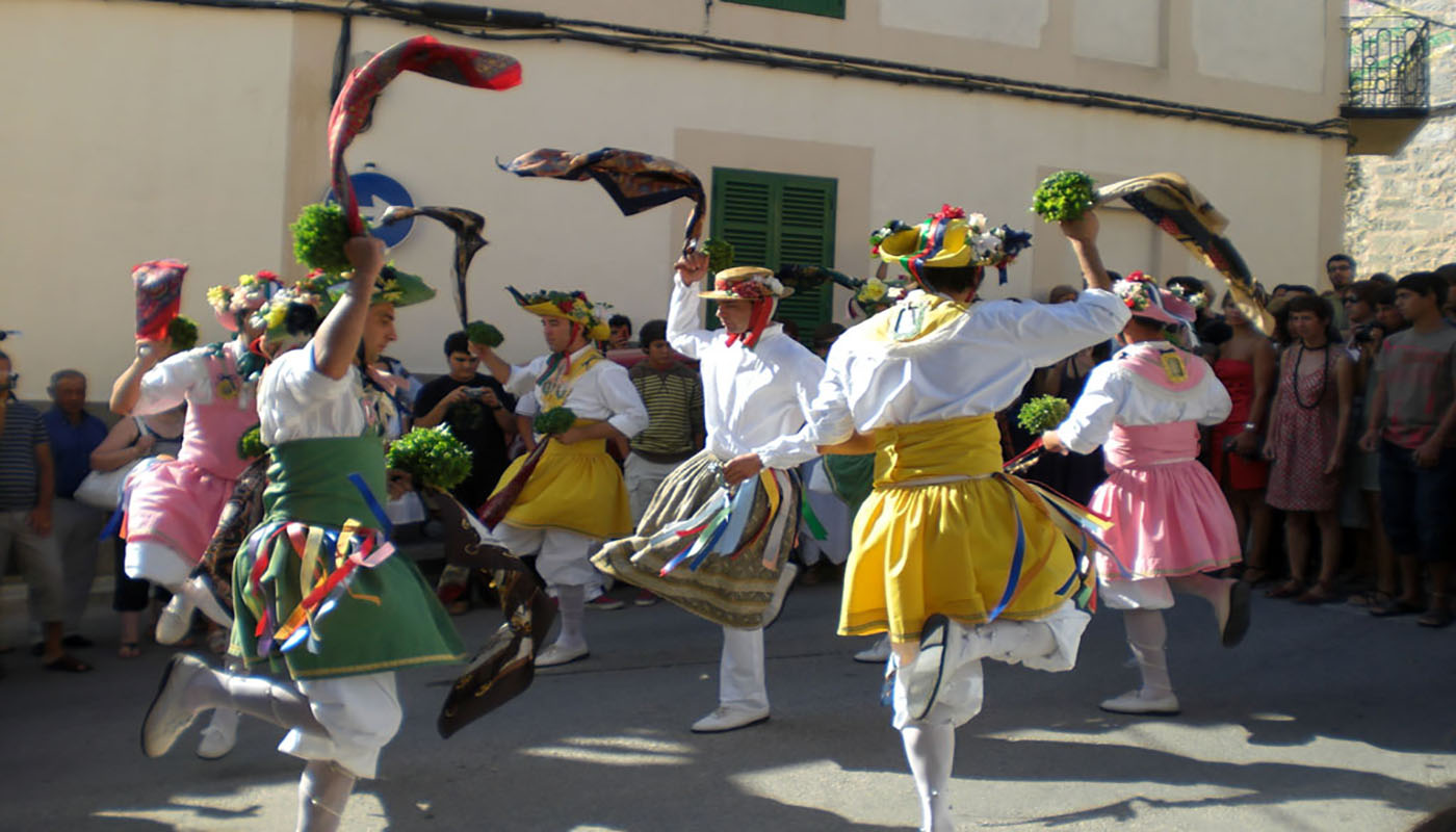 Els cossiers de Montuïri ballant als quatre cantons el dia de Sant Bartomeu