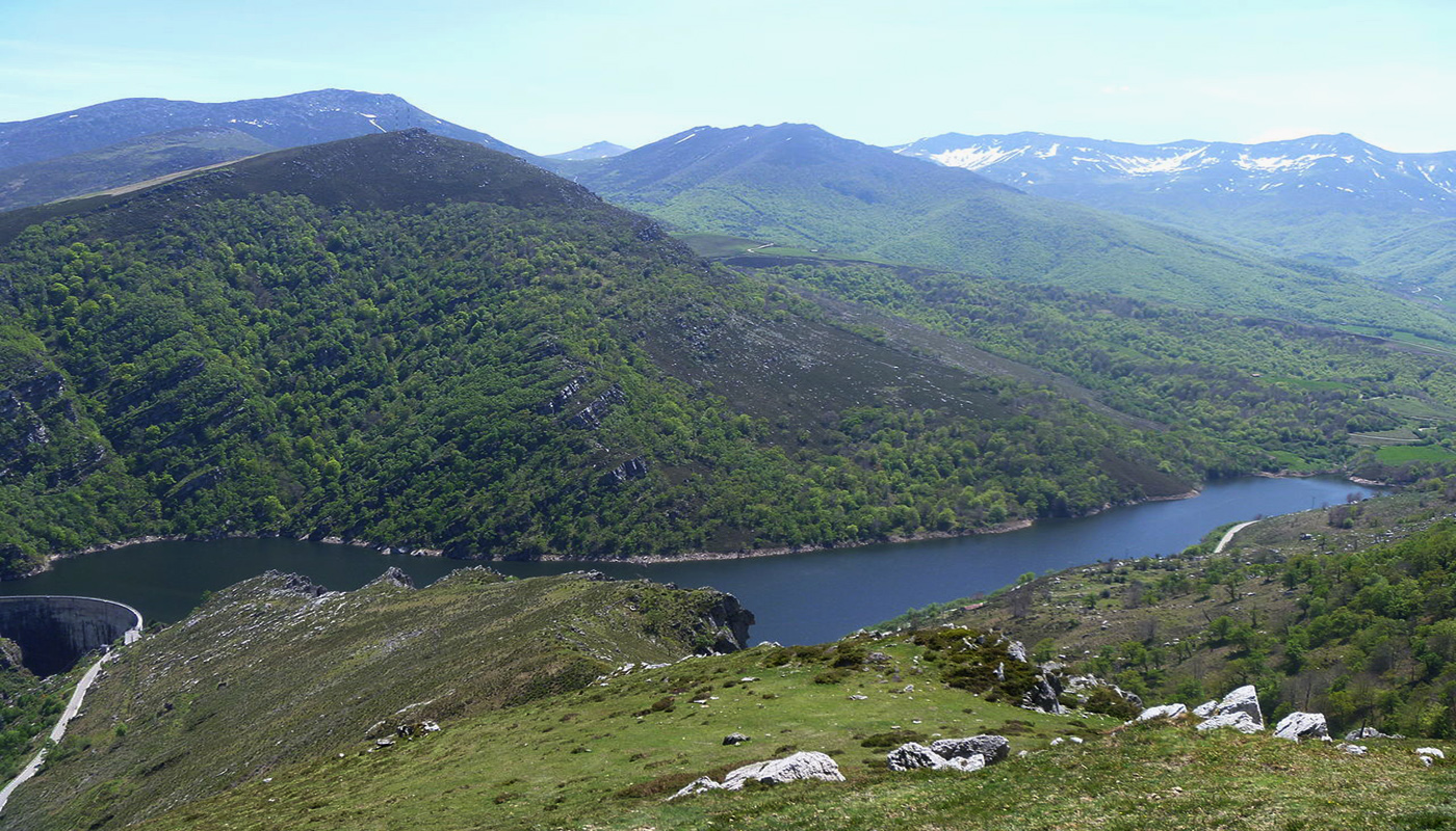 Una vista del embalse de La Cohilla desde el Camino del Potro (Valle de Polaciones)