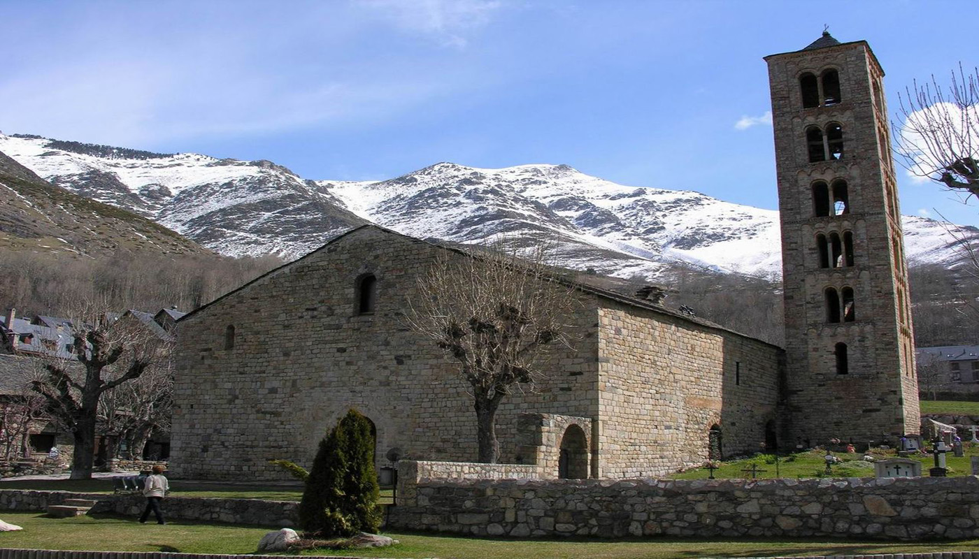 L'église Sant Climent de Taüll, qui est située au pied des Pyrénées