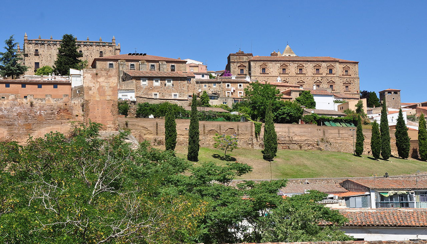 Vista de la Ciudad Monumental de Cáceres desde la Ribera del Marco. En Primer término aparece la muralla; tras ella pueden apreciarse la Casa de los Caballos, Palacio de las Veletas y el Convento de la Preciosa Sangre.