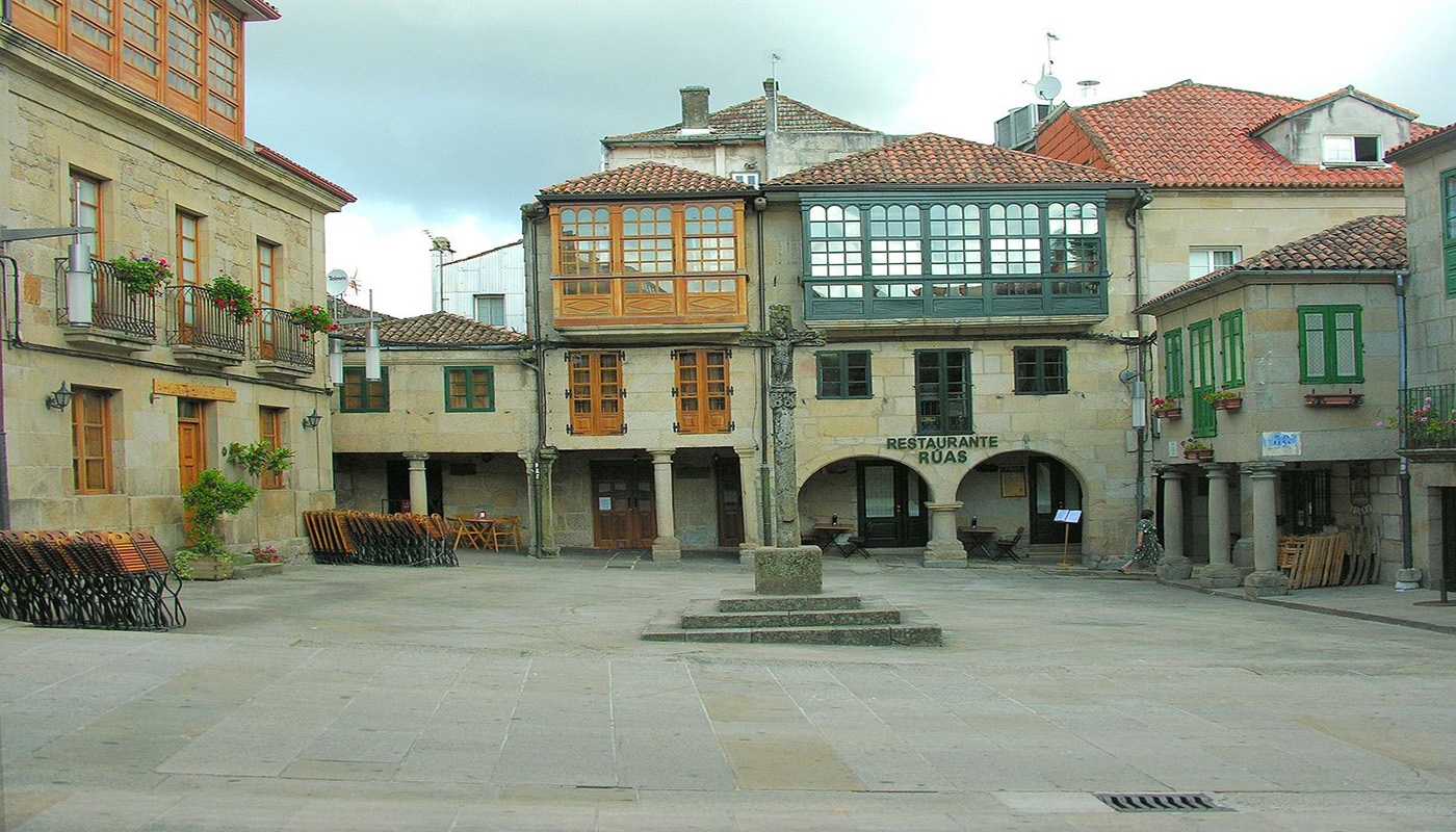 Place médievale du Bois, à Pontevedra et son calvaire de granit