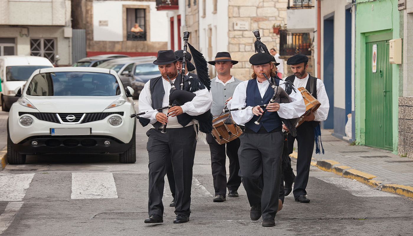 Musical stroll by the streets. Group of traditional Galician music, O Carril, Vilagarcía de Arousa