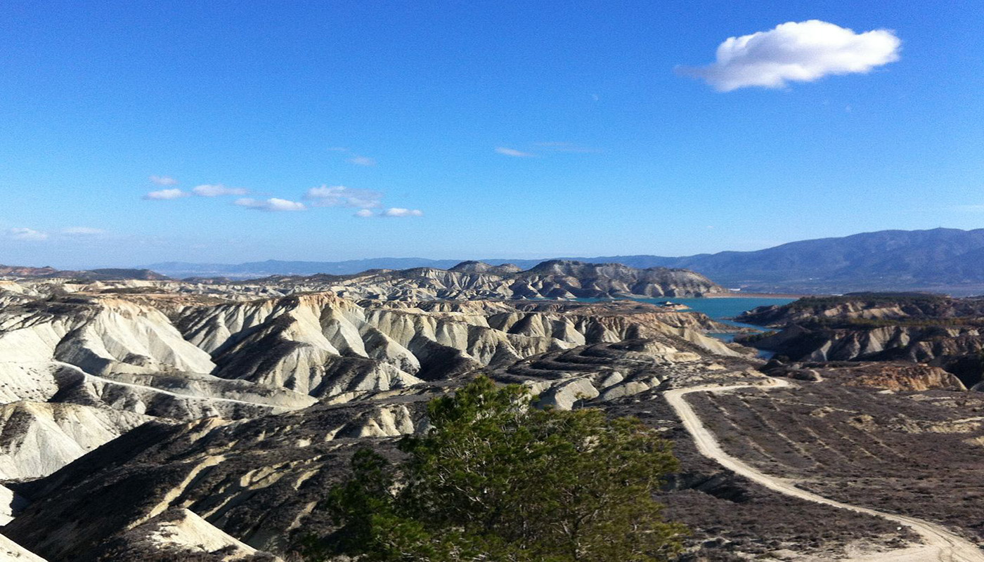 Vista del paraje de los Barrancos de Gebas (espacio protegido), con el embalse de la Rambla de Algeciras al fondo