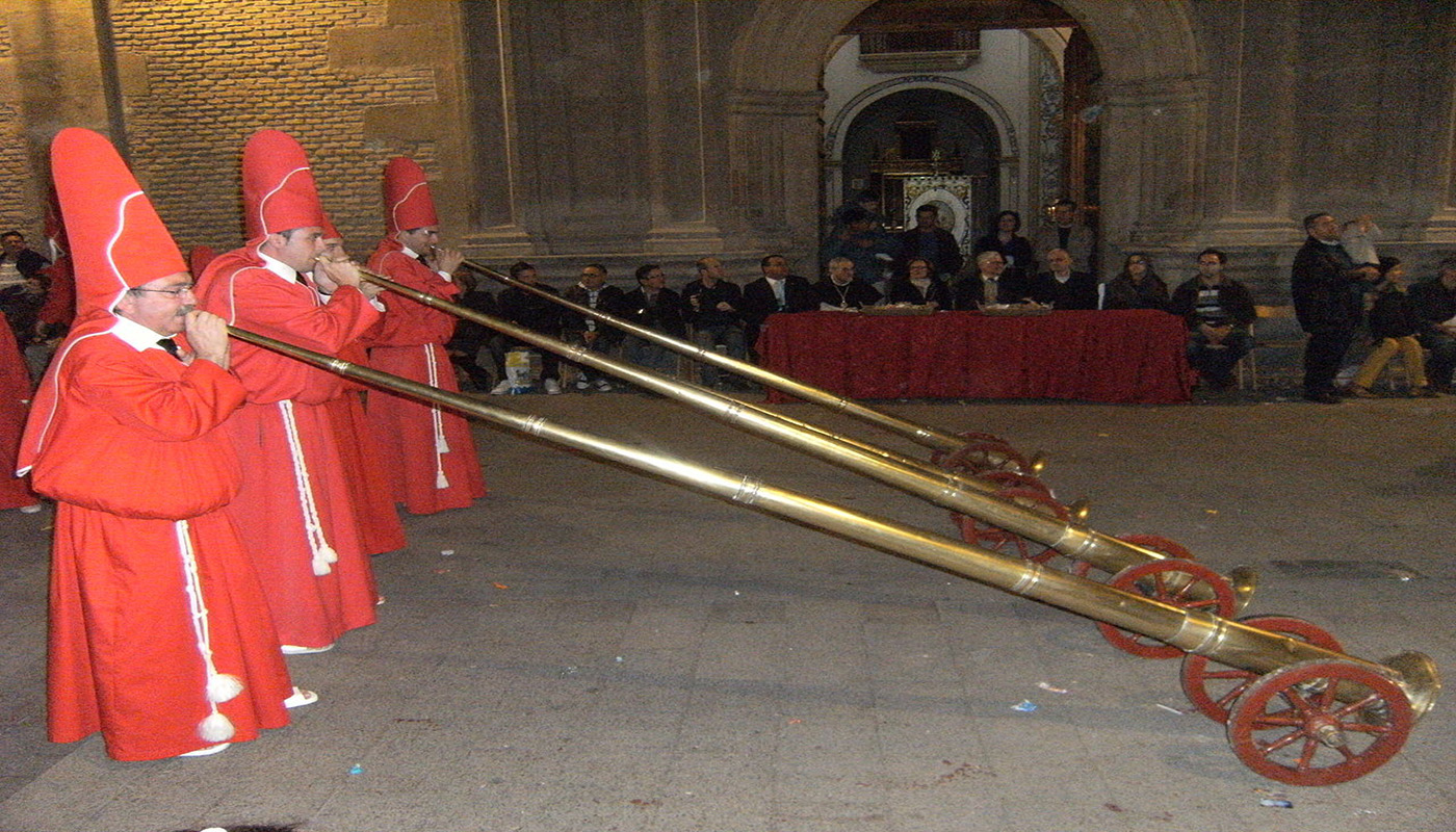 Imágen de nazarenos de la Cofradía de los Coloraos (Murcia, España), tocando los carros-bocina típicos del toque de Burla, original del siglo XVII.