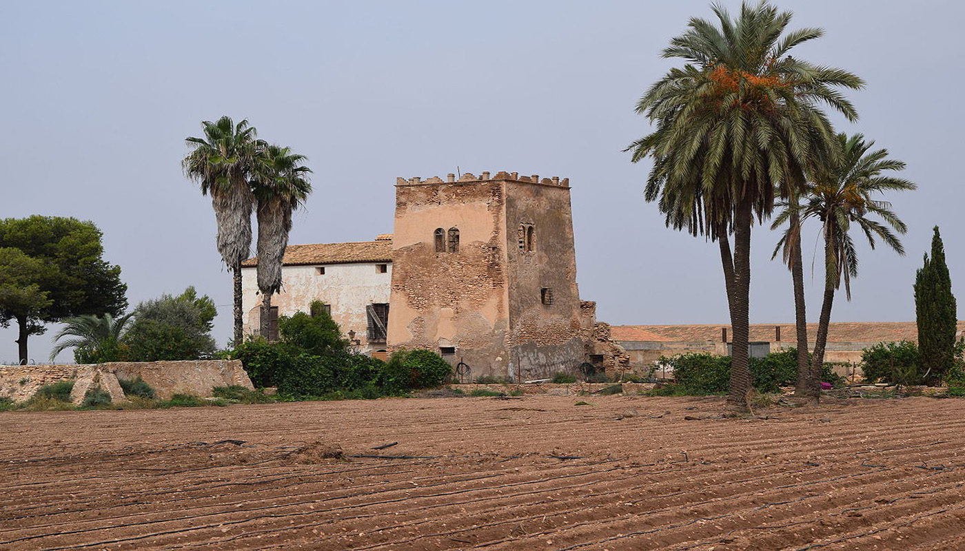 Torre del NegroEs una torre de planta cuadrada de 14 metros de altura cuya funcion era la de avisar de los ataque de piratas berberiscos muy comunes en la fecha de su construccion 1585