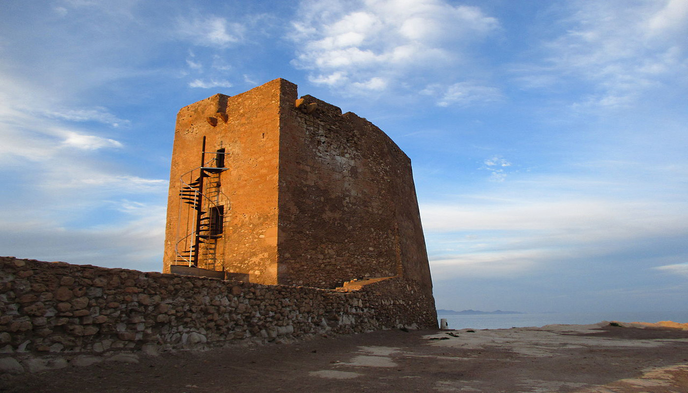 La Torre de Cope, al norte del cabo, se construyó en el siglo XVIII para proteger la zona ante los ataques de los piratas berberiscos. Al fondo, las Puntas de Calnegre