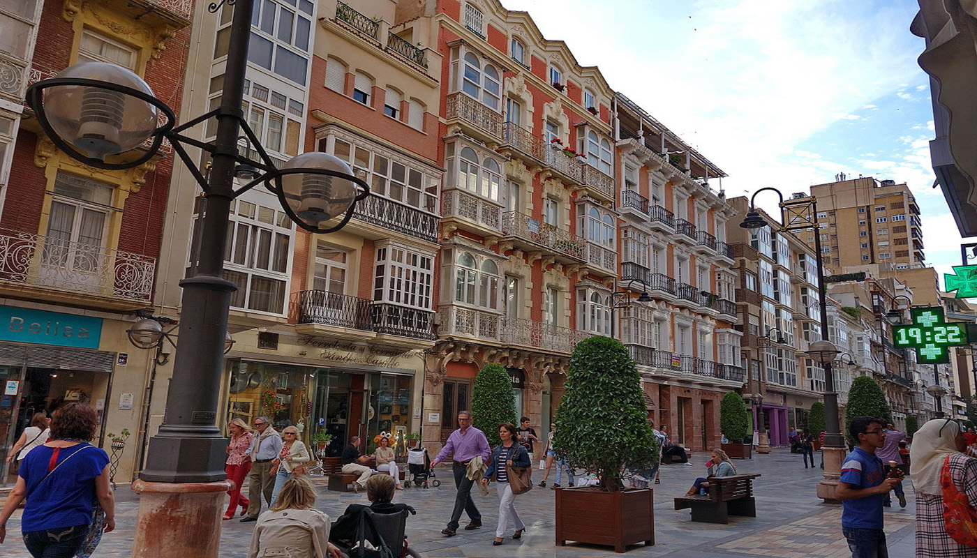 La calle del Carmen de la ciudad española de Cartagena (Región de Murcia), con su arquitectura de estilo modernista