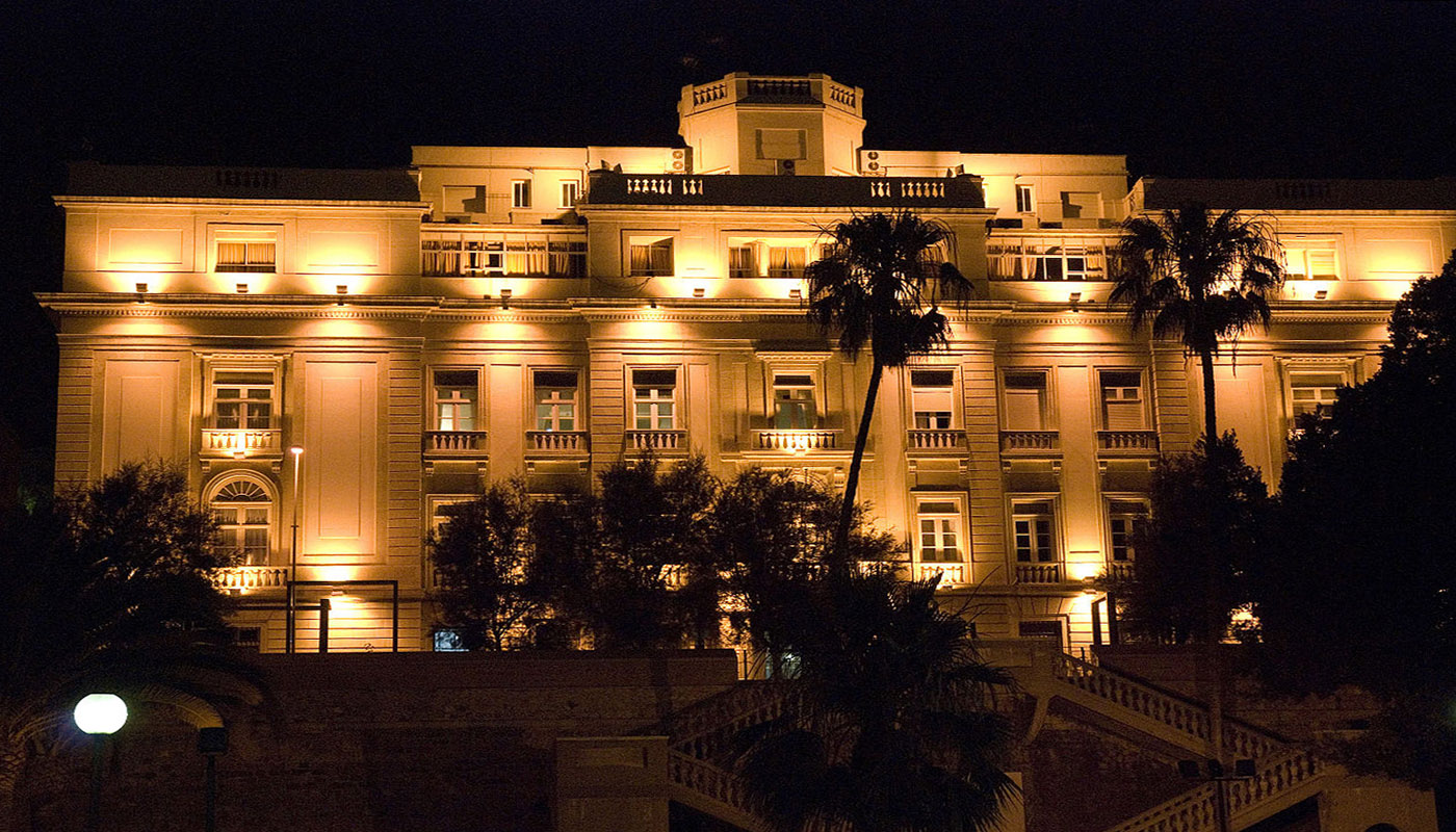 La Escuela de Guardiamarinas de Cartagena, construida en 1810 por el arquitecto Juan Villanueva. Actualmente acoge los Servicios Generales de la Armada Española