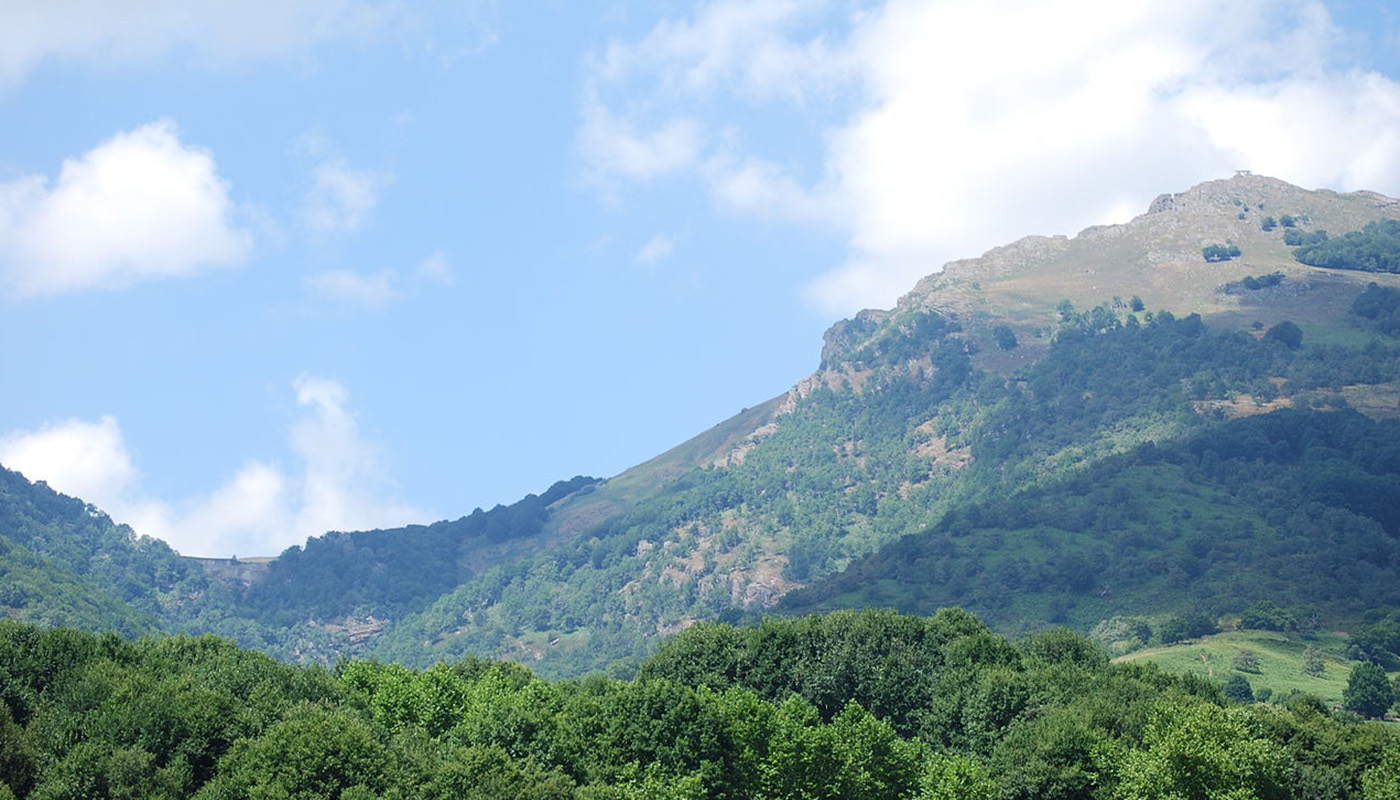 Mont Mendaur à Ituren(Navarre) avec sa retenue et son ermitage de la Trinité