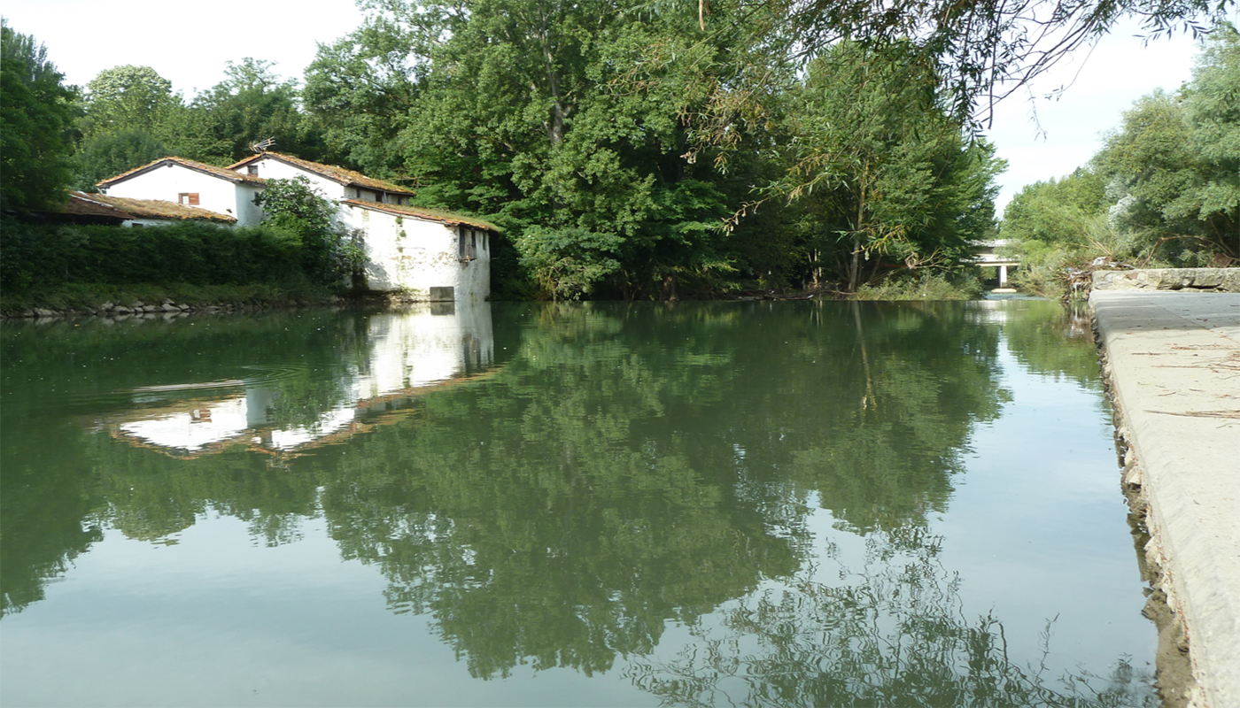  Located next to the riverside grove of San Jorge/Sanduzelai (Pamplona/Iruña), in the Biurdana Park, a dam and a mill were built between 1339 and 1341. The mill was working a least until mid nineteenth and early twentieth centuries