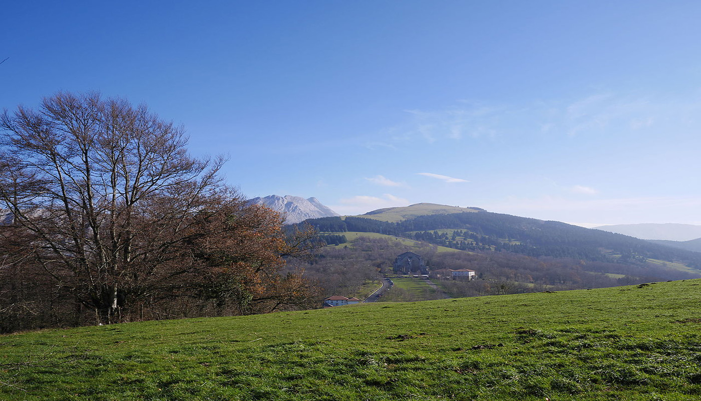 Santuario de Urkiola y Urkiolamendi, desde el camino al Saibigain. En el fondo el macizo de Anboto. Vizcaya