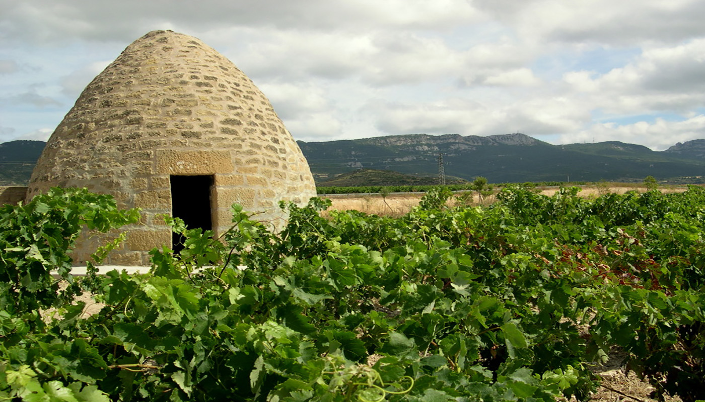 Se usaba, y supongo que se sigue haciendo, para vigilar los viñedos y como refugio para los agricultores en caso de tormentas. --Tomada de camino a Laguardia, desde Samaniego