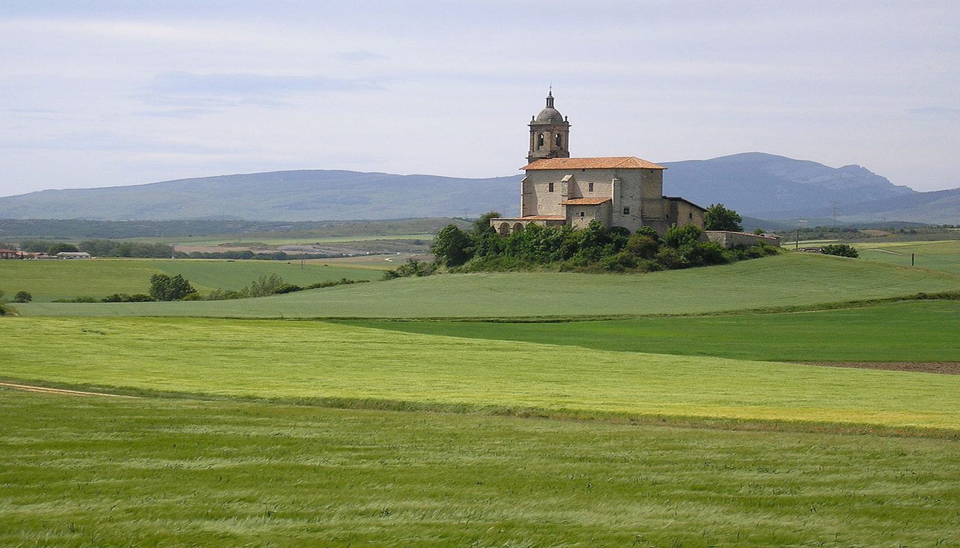 Iglesia de Arroiabe, al fondo el Gorbea