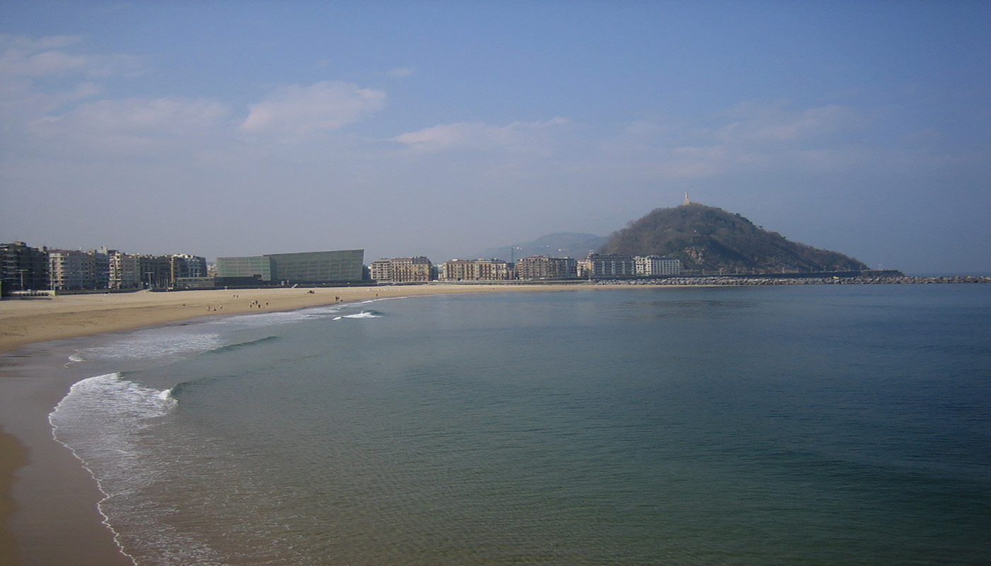 Vue de la plage de Zurriola depuis Sagues, avec le Kursaal au fond