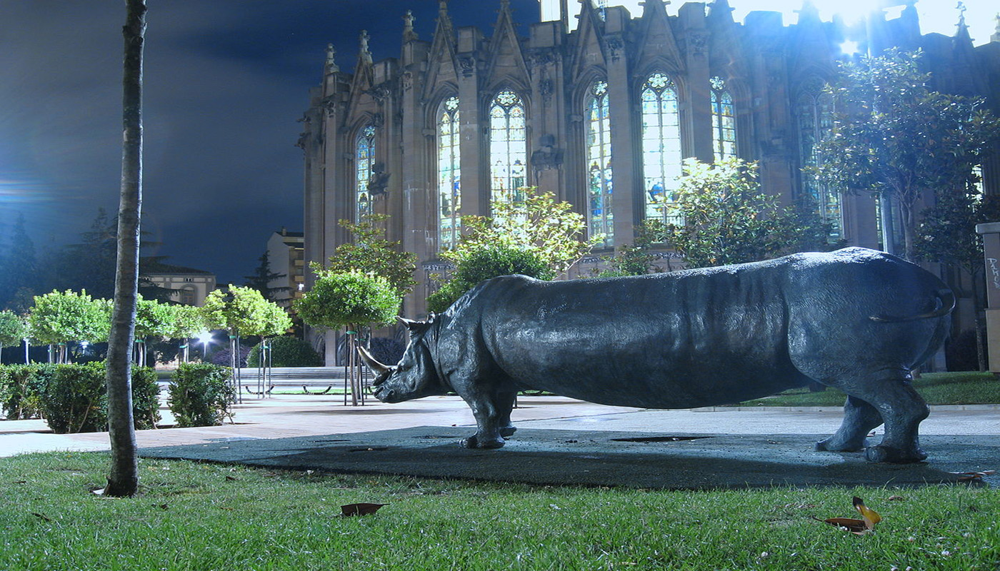 'Rinoceronte', obra en bronce de Koko Rico (2004), en los jardines traseros de la Catedral Nueva de Vitoria-Gasteiz