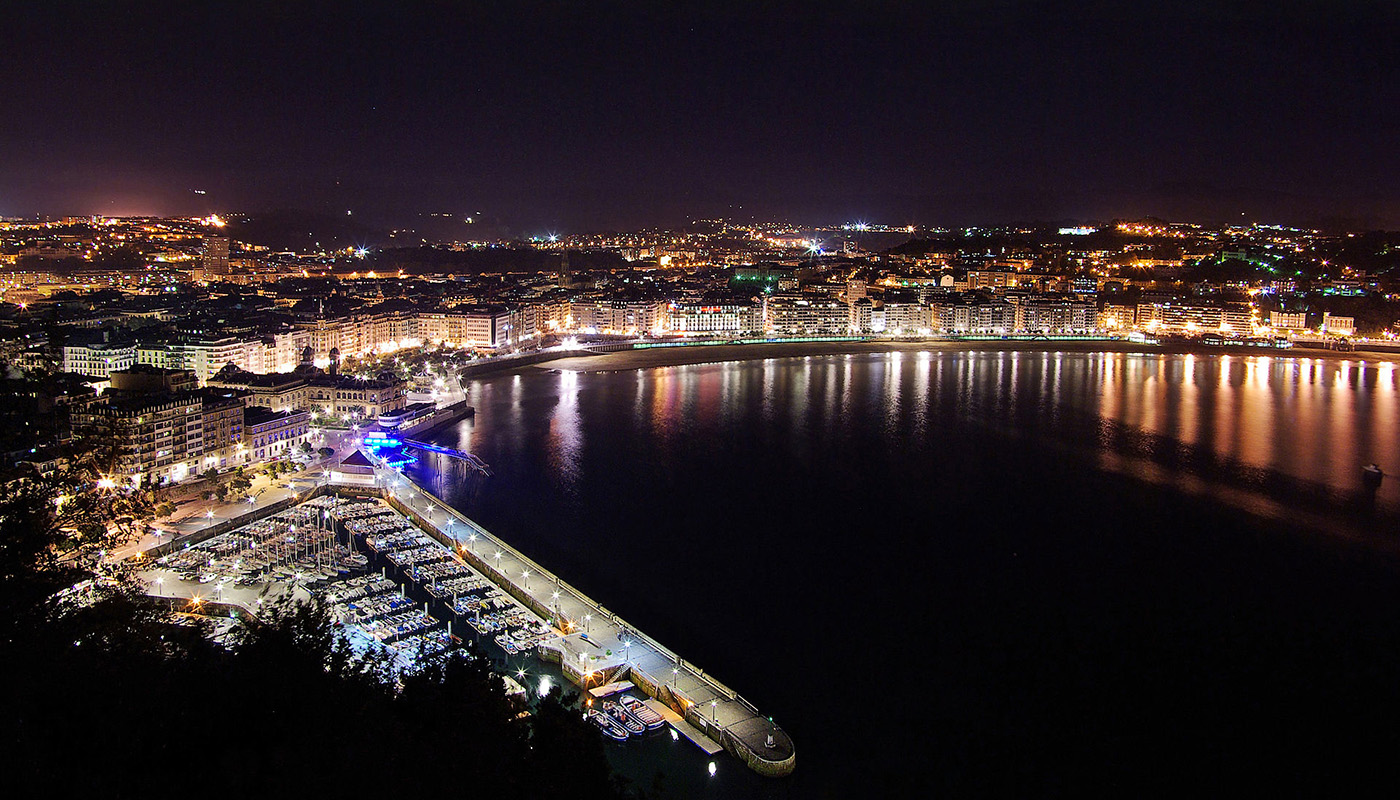 Saint-Sébastien la nuit, photo prise du Monte Urgull.