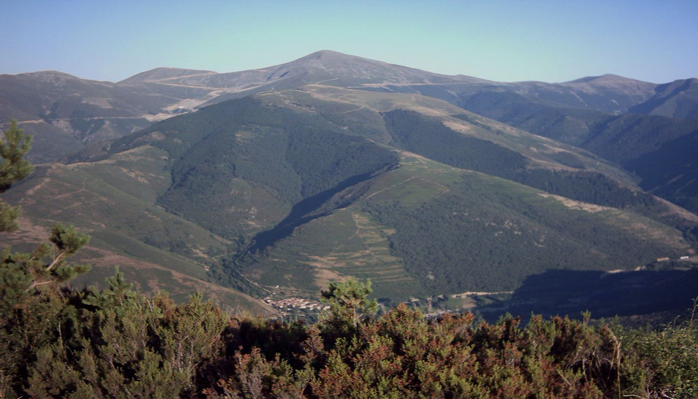 Vista de el Monte San Lorenzo, en la Sierra de la Demanda, desde El Hombre